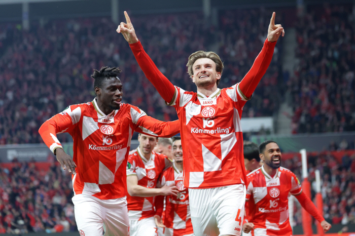 '韓 축구 대박, 클롭 투헬도 못한 걸 해냈다' 이재성, 마인츠 유럽클럽대항전 새 역사 썼다..UECL 첫 8강 진출