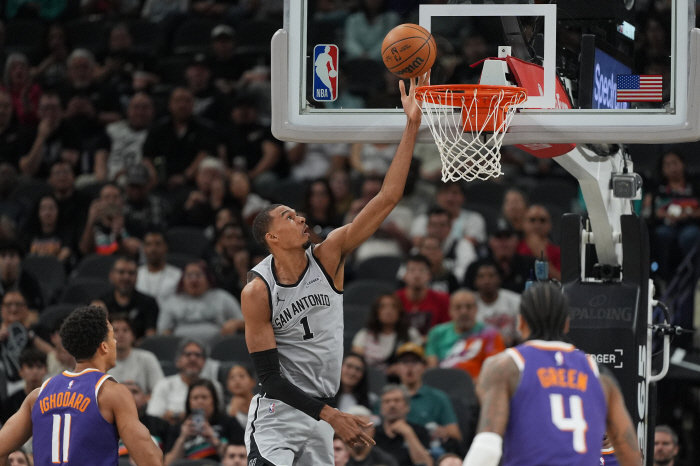 NBA 레전드의 찬사! 웸비는 찐이야. 美 매체 "비 시즌 함께 훈련한 전설의 식스맨, 웸반야마 발전의지는 놀랍다"