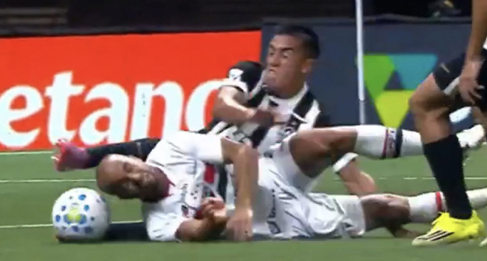 '손흥민 또 열받겠다' SON 살인태클→'아약스전 해트트릭' 모우라 브라…