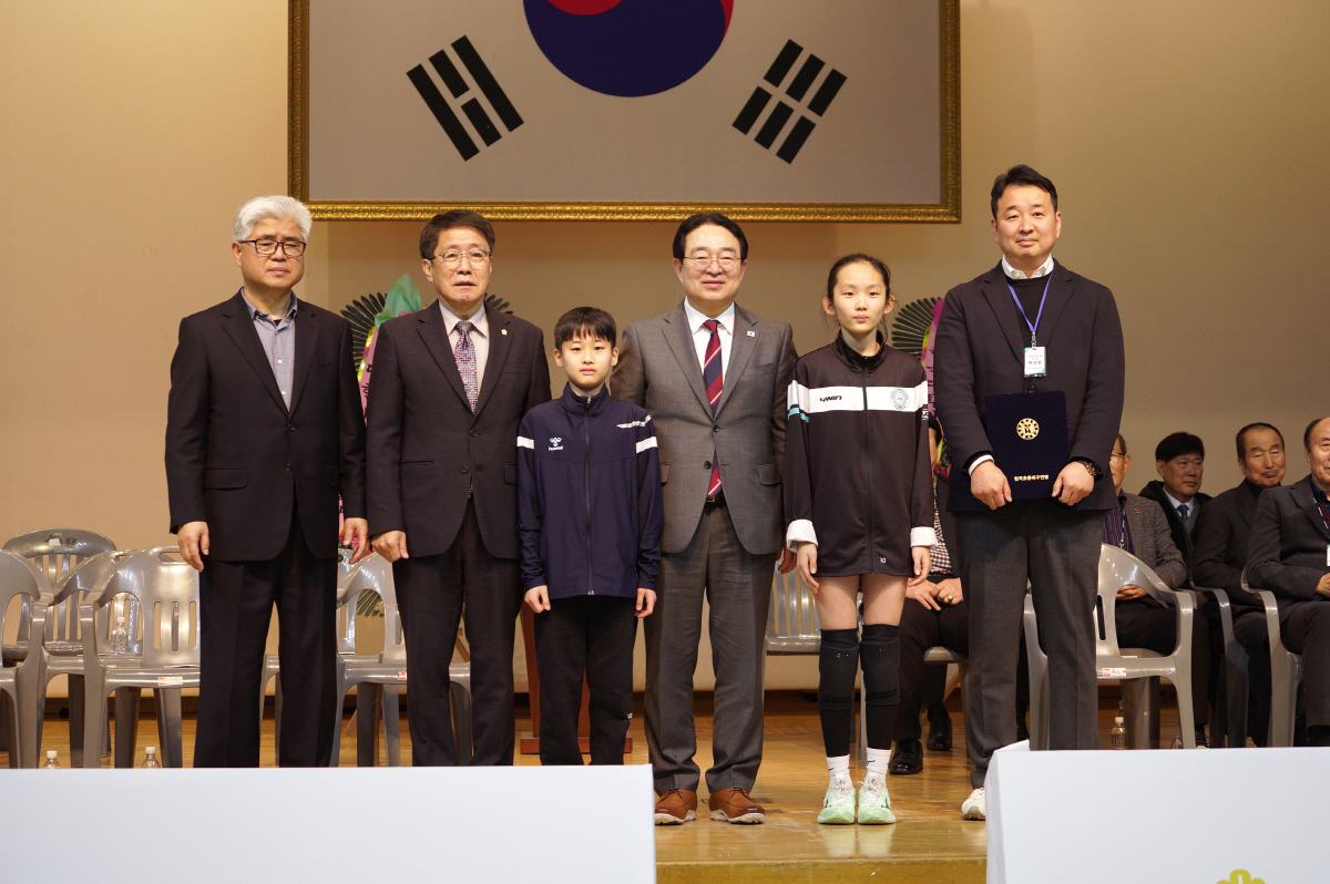 초등 배구라 재미없다고? 끈질긴 수비&순수한 열정을 담았다…배구 미래가 …