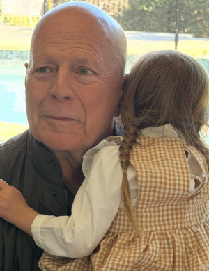 치매 투병 톱스타, 손주의 뽀뽀에도 공허한 눈빛..71번째 슬픈 생일