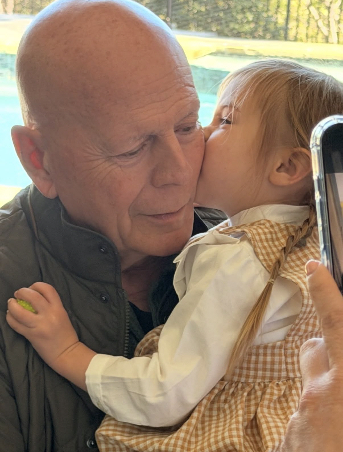 치매 투병 톱스타, 손주의 뽀뽀에도 공허한 눈빛..71번째 슬픈 생일