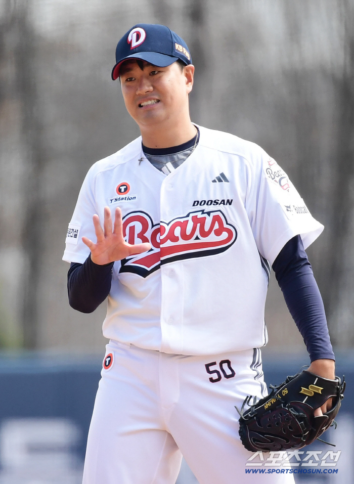 극도의 제구 불안 속, 4이닝 1실점...이영하, 웃어야 해 울어야 해 