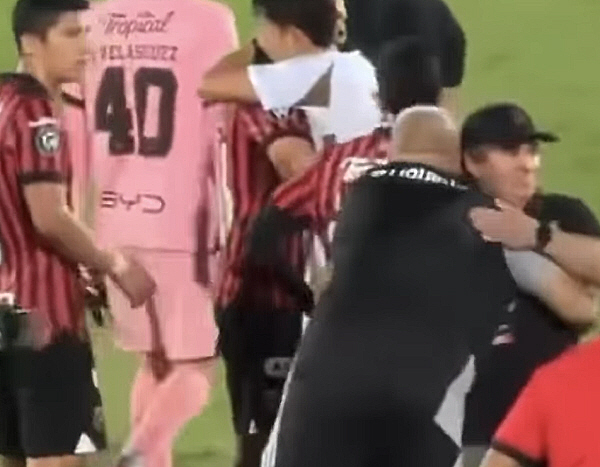 "괜찮아 친구" 토닥토닥, 월드컵 날릴뻔한 수비수 안아준 '대인배 손흥민…