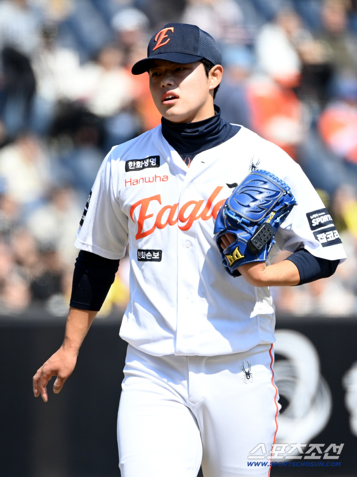 문동주가 150㎞도 안 나왔다니…"컨디션 난조" 50구 예정→32구 긴급 교체