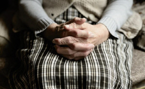 '손'이 보내는 치매 증상 신호…계속 비비거나 옷 잡아당기기도