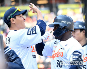 한화 타선 진짜 무섭다…'장단 18안타 폭발' KIA와 화력전 연이틀 승리 [대전 리뷰]