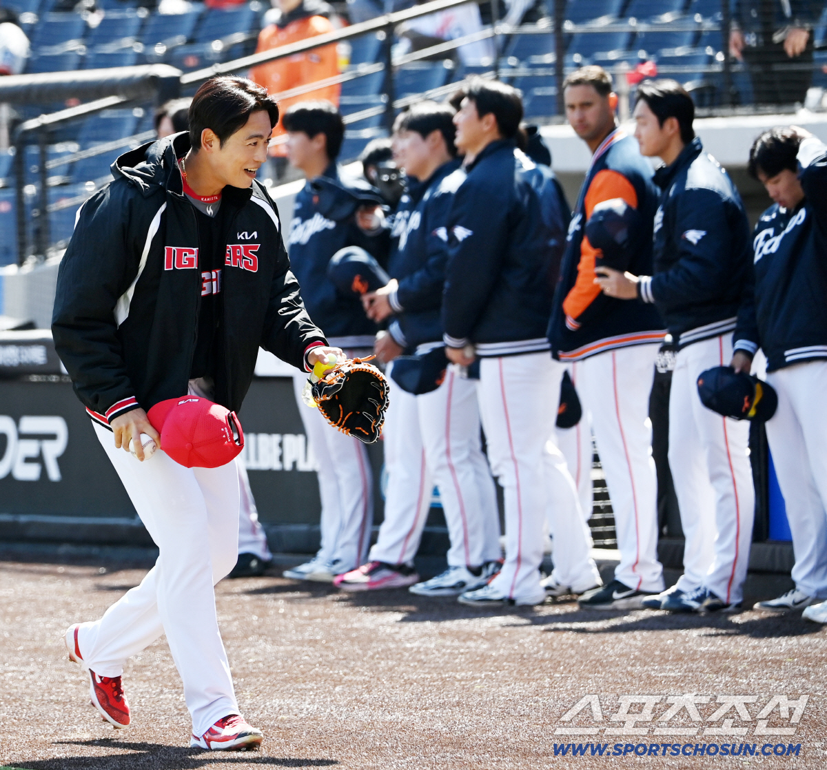 '뭉클하네' KIA 이태양, 친정 한화와 재회…김경문 감독 등 두드리며 …