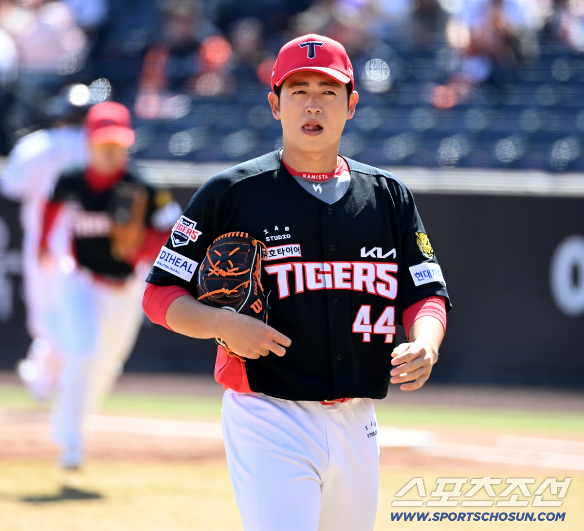 '뭉클하네' KIA 이태양, 친정 한화와 재회…김경문 감독 등 두드리며 …