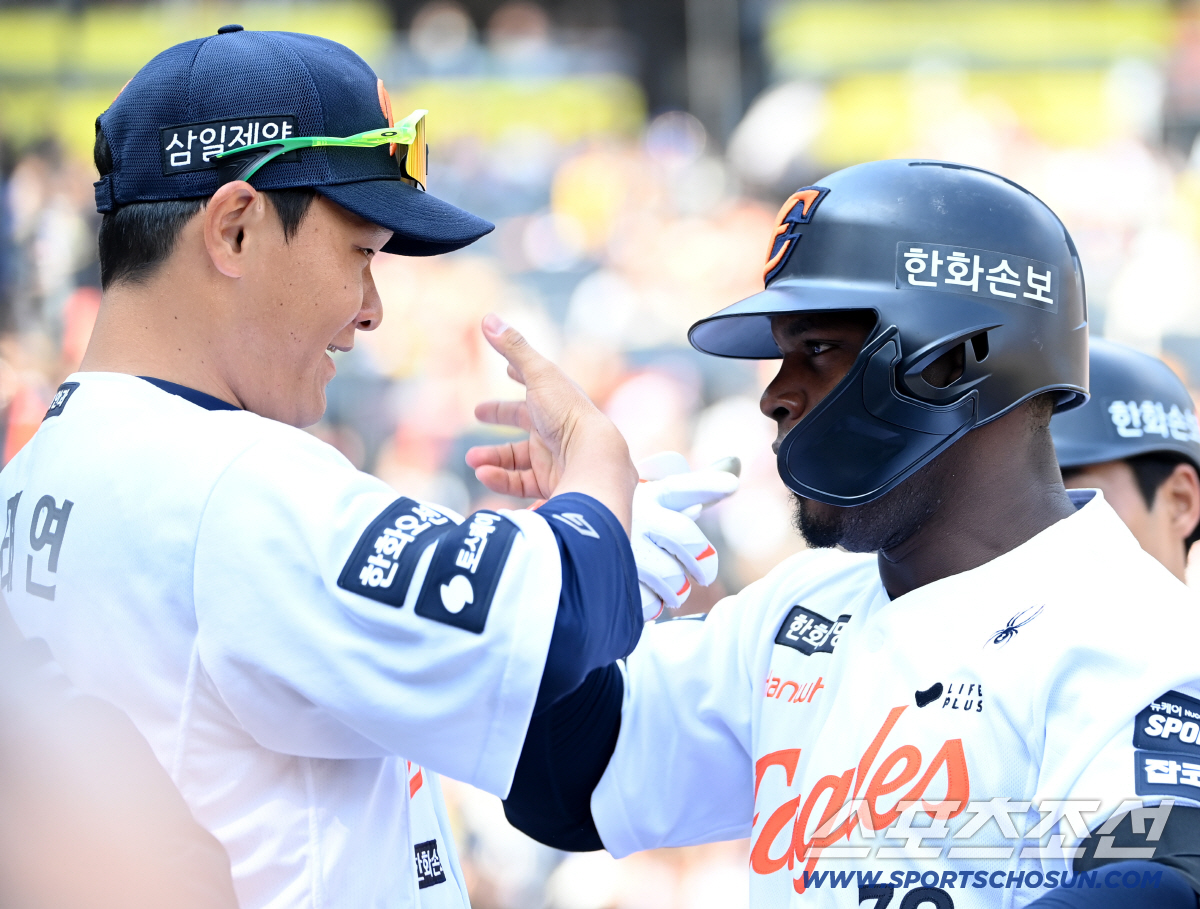 '내 못생긴 동생!' 페라자-김태연, 끝내기 홈런 후 '얼굴 쓸어내리기'…