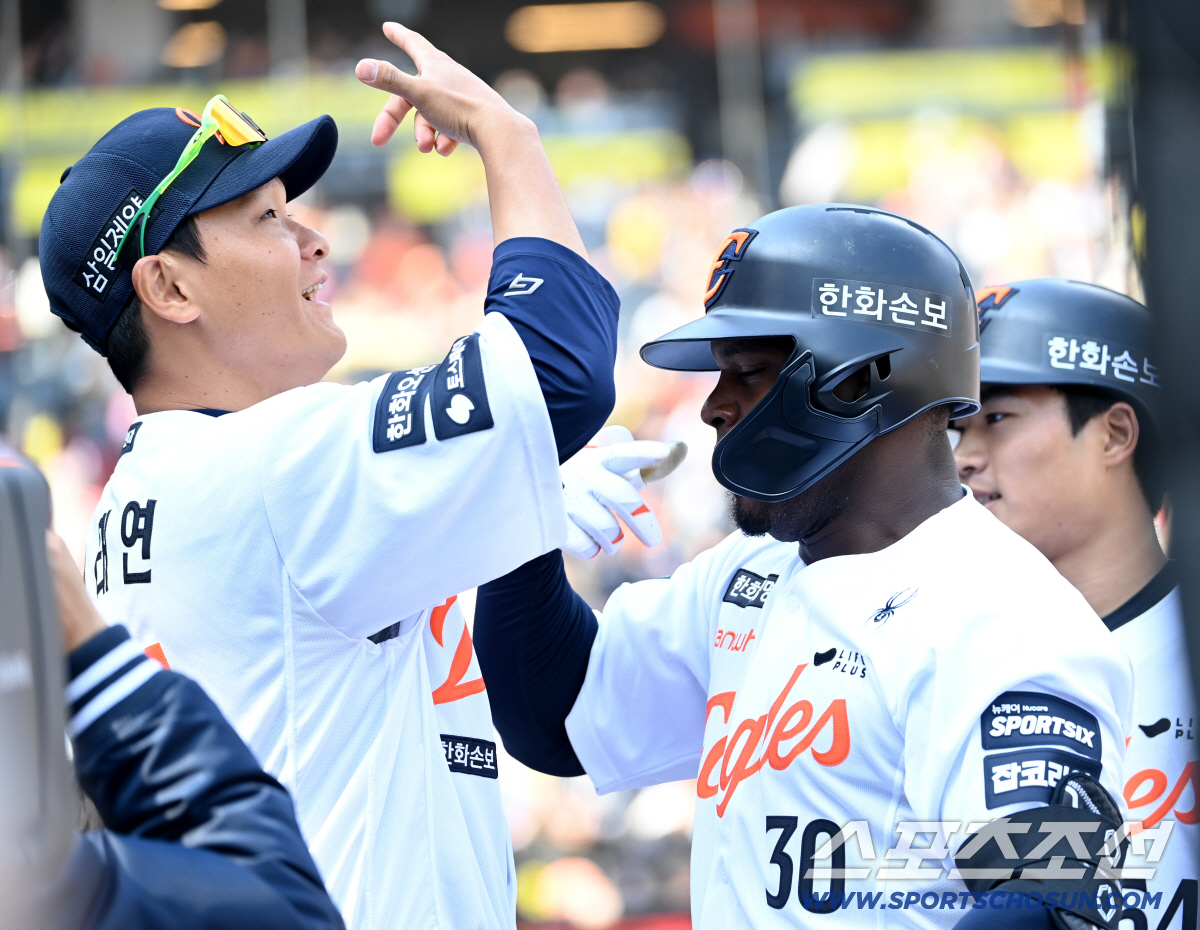 '내 못생긴 동생!' 페라자-김태연, 끝내기 홈런 후 '얼굴 쓸어내리기'…