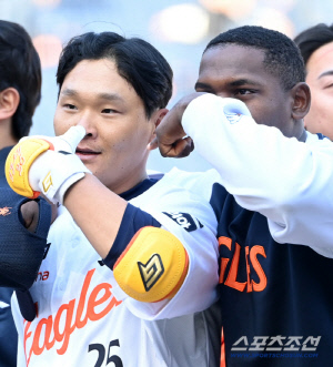 '내 못생긴 동생!' 페라자-김태연, 끝내기 홈런 후 '얼굴 쓸어내리기' 케미 폭발[대전 현장]