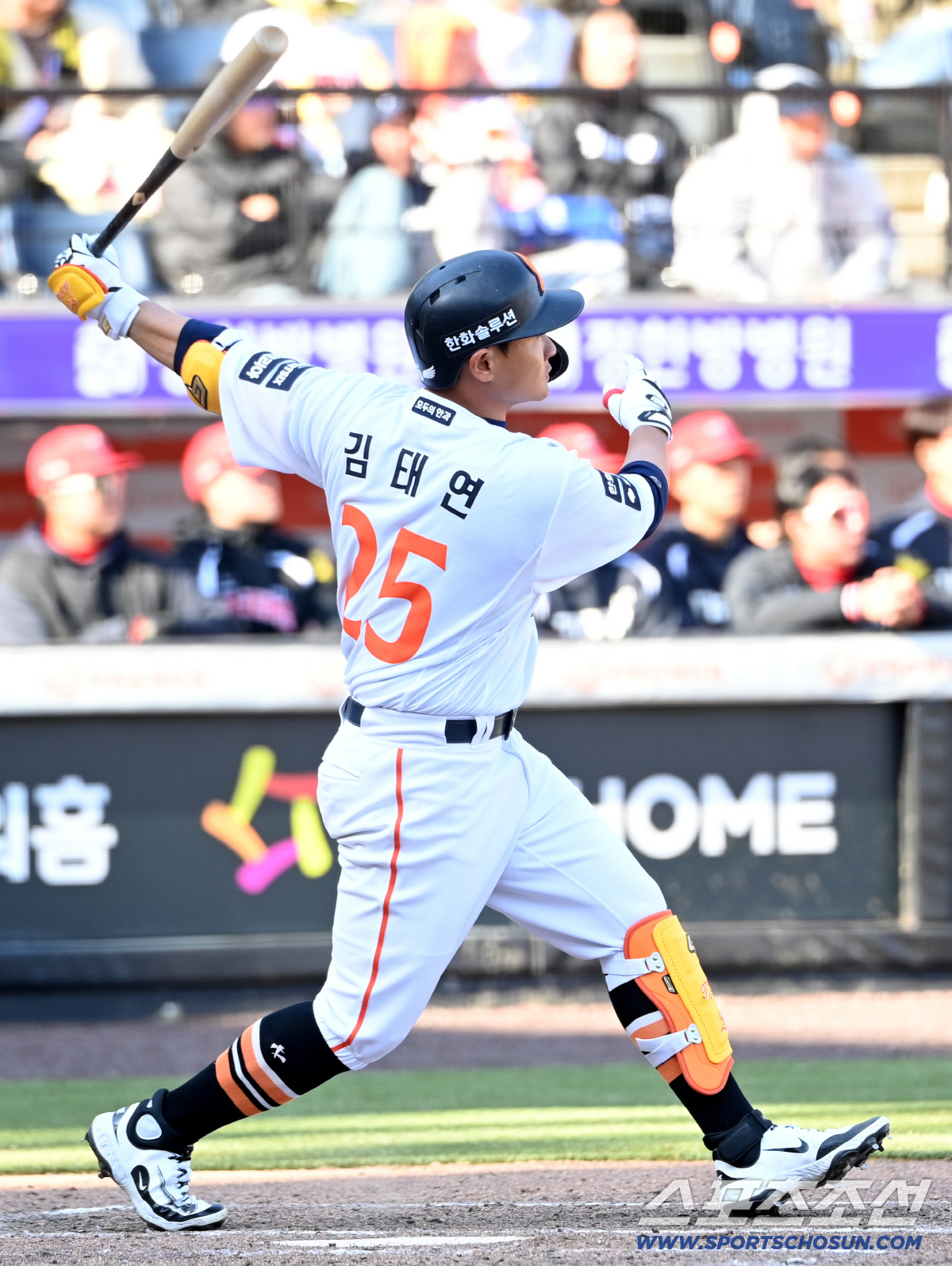 '내 못생긴 동생!' 페라자-김태연, 끝내기 홈런 후 '얼굴 쓸어내리기'…