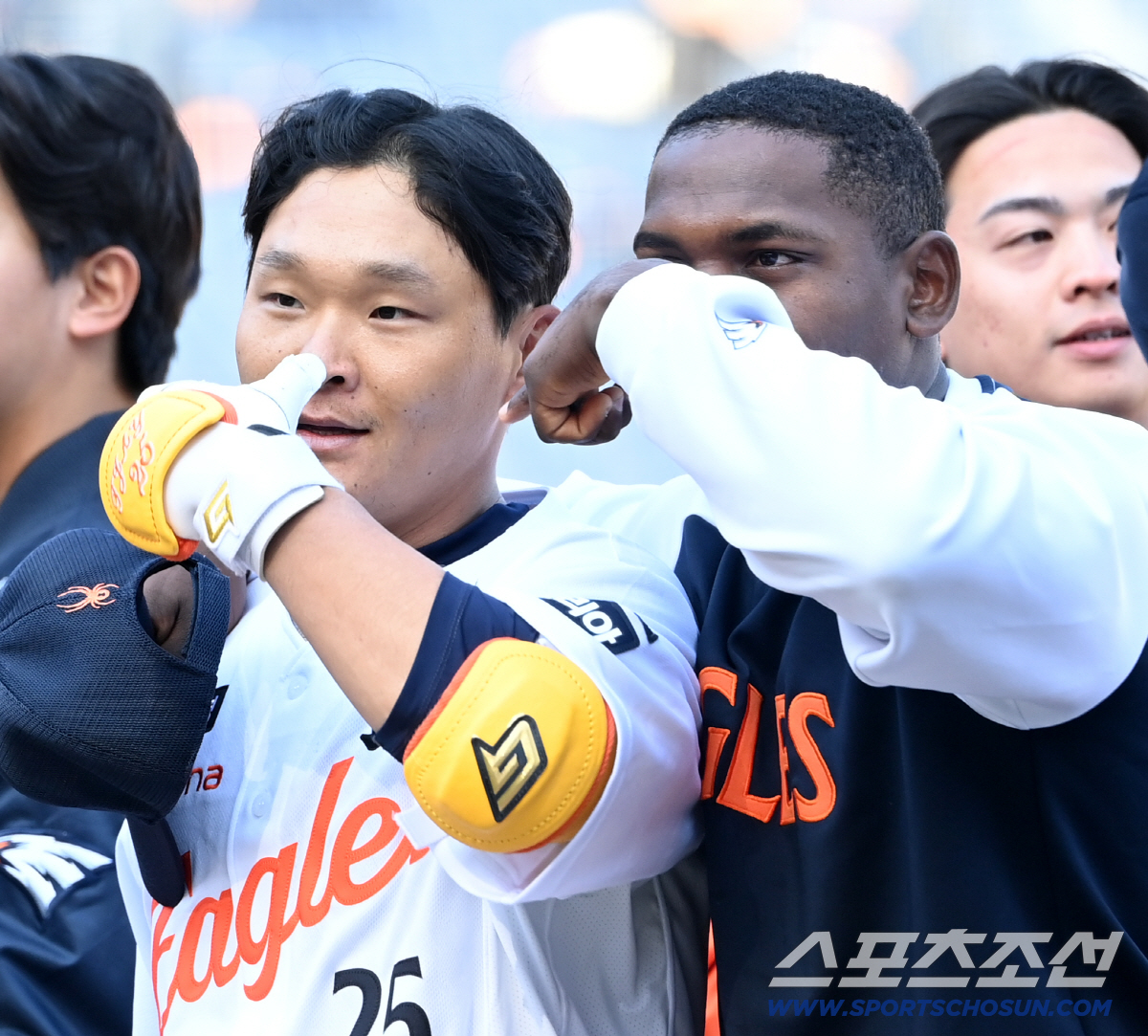 '내 못생긴 동생!' 페라자-김태연, 끝내기 홈런 후 '얼굴 쓸어내리기'…