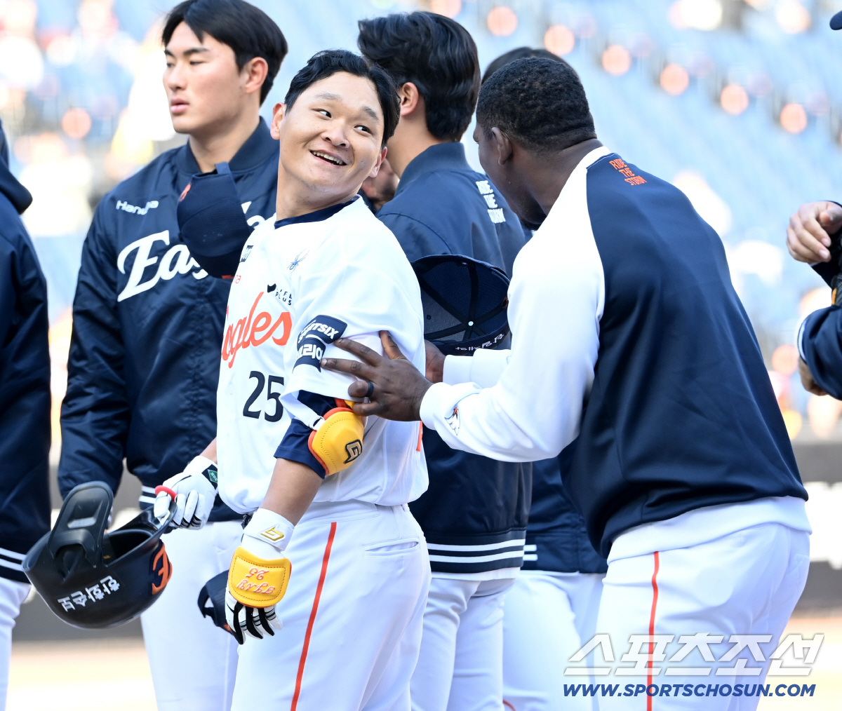 '내 못생긴 동생!' 페라자-김태연, 끝내기 홈런 후 '얼굴 쓸어내리기'…