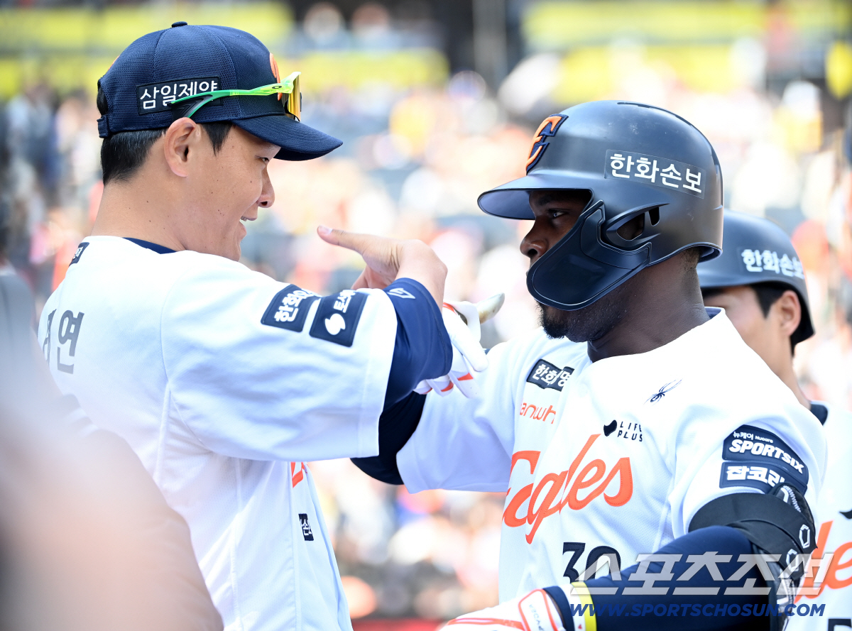 '내 못생긴 동생!' 페라자-김태연, 끝내기 홈런 후 '얼굴 쓸어내리기'…