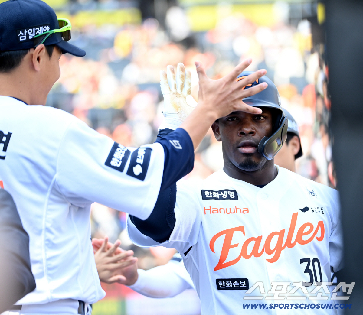 '내 못생긴 동생!' 페라자-김태연, 끝내기 홈런 후 '얼굴 쓸어내리기'…