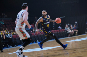 B리그 우츠노미야, 류큐 꺾고 EASL 결승 선착. 에이스 뉴빌 승부처 지배. 숨막히는 접전, 두 팀 모두 클래스가 높았다