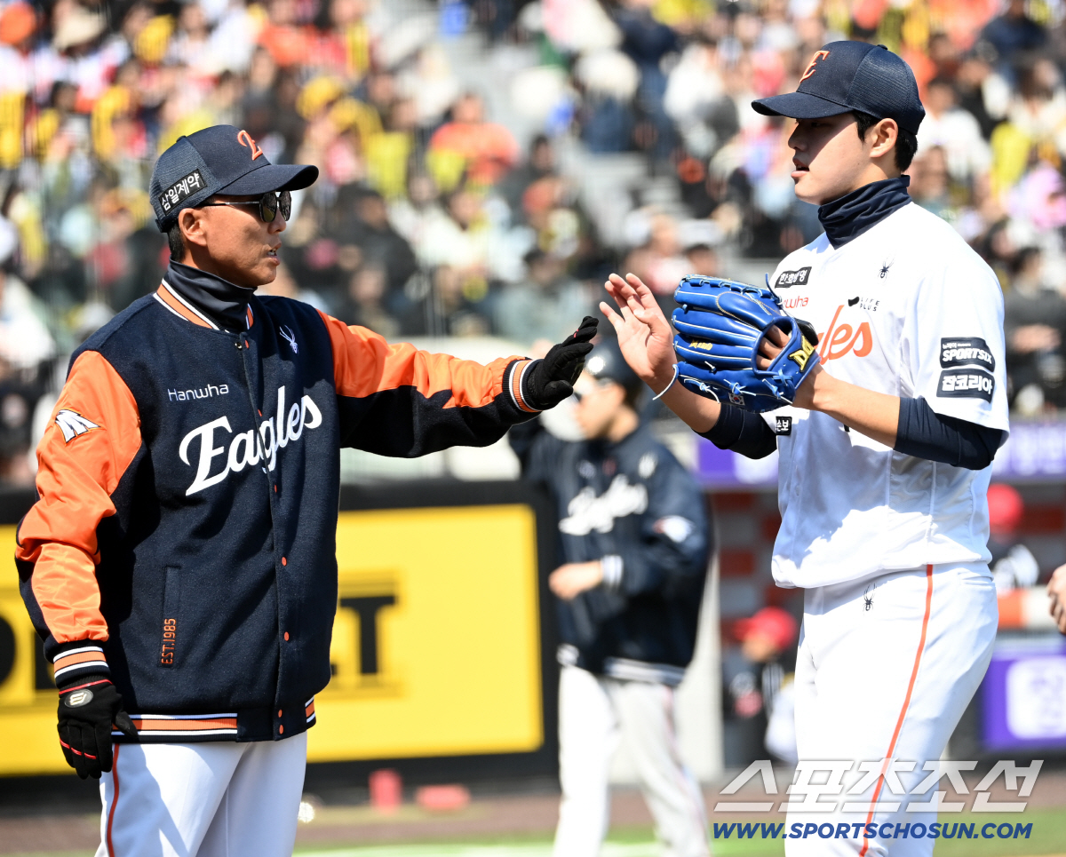 "팔이 잘 안풀려요" 문동주 충격의 '149㎞'…안방마님의 안도와 바람 …