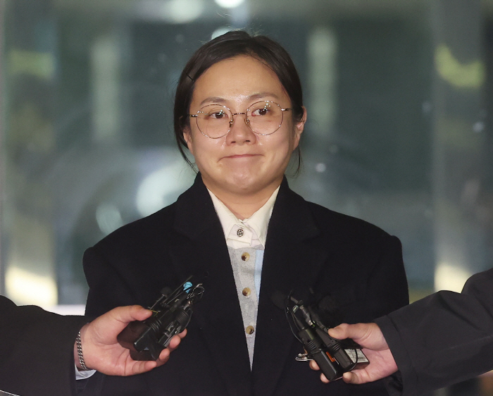 박나래, '술잔 투척' 의혹 7시간 추궁 받았다…"조사 통해 밝혀질 것"