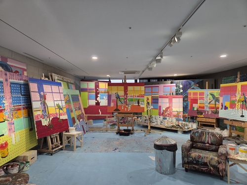 (서울=연합뉴스) 박의래 기자 = 18일 서울 종로구 국립현대미술관에 재현된 데이미언 허스트 스튜디오에 놓인 미완성 회화 작품들. 2026.3.21. laecorp@yna.co.kr