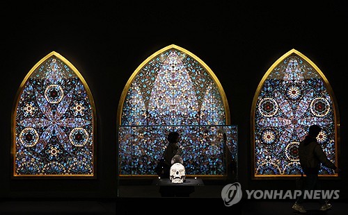 (서울=연합뉴스) 이재희 기자 = 18일 서울 종로구 국립현대미술관에서 열린 영국 작가 데이미언 허스트의 개인전 '진실은 없어 그러나 모든 것은 가능하지'에 '신의 사랑을 위하여'(앞)와 '신의 무한한 권능과 영광을 묵상하며'(뒤) 작품이 전시돼 있다. 이 전시는 오는 20일부터 6월 28일까지 열린다. 2026.3.18 scape@yna.co.kr