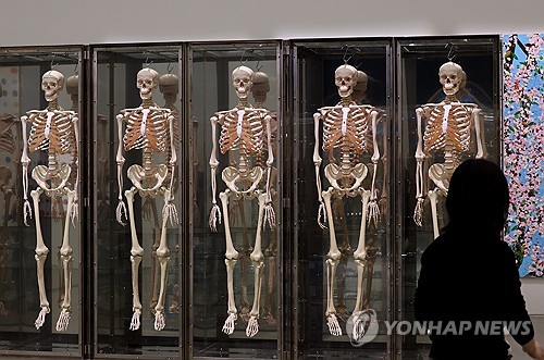 (서울=연합뉴스) 이재희 기자 = 18일 서울 종로구 국립현대미술관에서 열린 영국 작가 데이미언 허스트의 개인전 '진실은 없어 그러나 모든 것은 가능하지'에 '그래, 그런데 네 진짜 기분은 어때?' 작품이 전시돼 있다. 이 전시는 오는 20일부터 6월 28일까지 열린다. 2026.3.18 scape@yna.co.kr