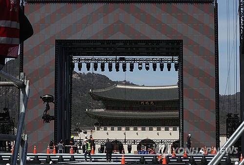 [BTS 컴백] 일곱 멤버 뒤 빛으로 물든 광화문…세계에 눈도장