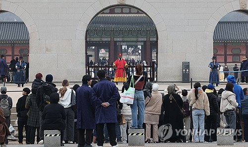 (서울=연합뉴스) 이진욱 기자 = 15일 서울 광화문 월대에서 외국인 관광객과 시민들이 수문장 교대 의식을 보고 있다, 2026.3.15 cityboy@yna.co.kr