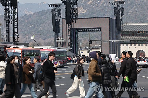(서울=연합뉴스) 이진욱 기자 = 문화체육관광부가 21일 서울 광화문 일대서 열리는 방탄소년단(BTS) 복귀 공연과 관련해 서울 중구·종로구에 공연장 재난 위기경보 '주의' 단계를 발령한다고 20일 밝혔다. 사진은 20일 공연장 부근에서 시민들이 이동하는 모습. 2026.3.20 cityboy@yna.co.kr