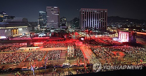 (서울=연합뉴스) 그룹 방탄소년단(BTS)이 21일 서울 광화문 광장에서 정규 5집 '아리랑'(ARIRANG) 발매를 기념해 무료 공연 'BTS 컴백 라이브: 아리랑'(BTS THE COMEBACK LIVE｜ARIRANG)을 열고 있다. 2026.3.21 [사진공동취재단] photo@yna.co.kr