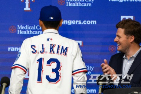 '제2의 오타니' 텍사스 김성준 150km로 1이닝 무실점. KC 포수 …