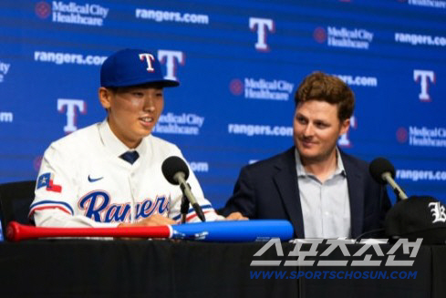 '제2의 오타니' 텍사스 김성준 150km로 1이닝 무실점. KC 포수 …