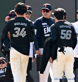 괴물 찾아온 김원중과 최준용, 다정하게 맞아준 류현진, '선배님 안녕하십니까!' [부산 현장]