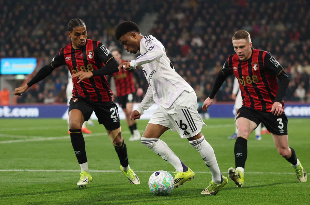 "미친 것 아니야!" NO PK→레드카드 OUT…마이클 캐릭 맨유 임시 …