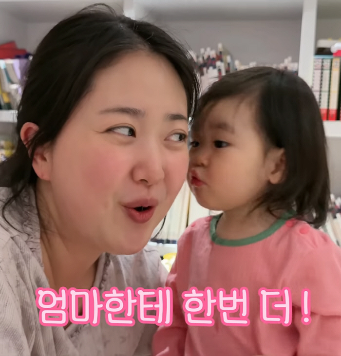 '박수홍♥' 김다예, 17개월 딸 '뽀뽀 폭격'에 사르르..."아기 낳아야 하는 이유"