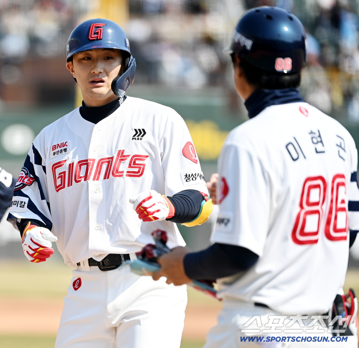 '미쳤다 롯데!' 16안타-12득점 대폭발, 한화 꺾고 승률 0.857 …