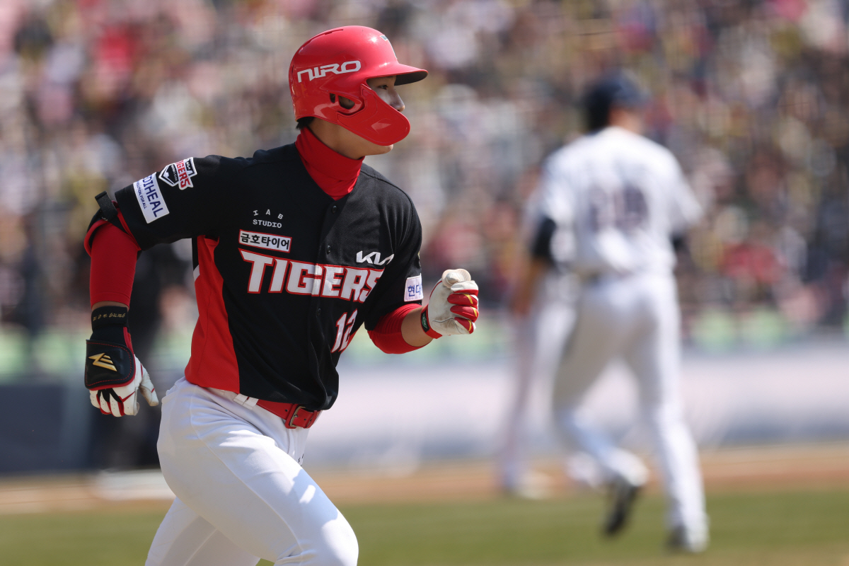 '번트요? 홈런 쾅!' KIA 트레이드 기대주 폭발, 사령탑 웃었다…"칭…