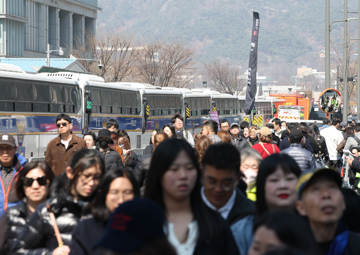 [SC현장]"티켓 없어도 왔어요"…모녀도 함께 찾은 광화문