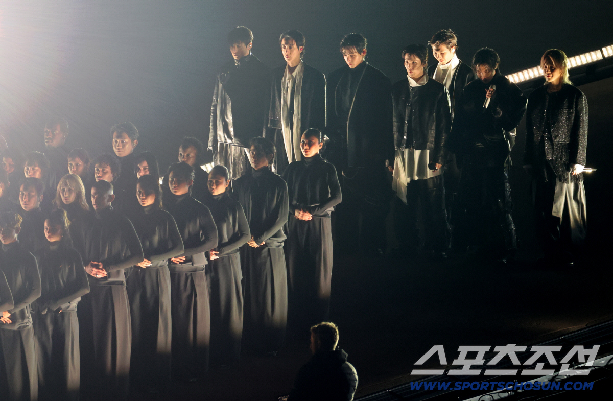 "이제 겨우 시작"…BTS, 두려움 이겨낸 광화문 공연 'BTS 2.0'…