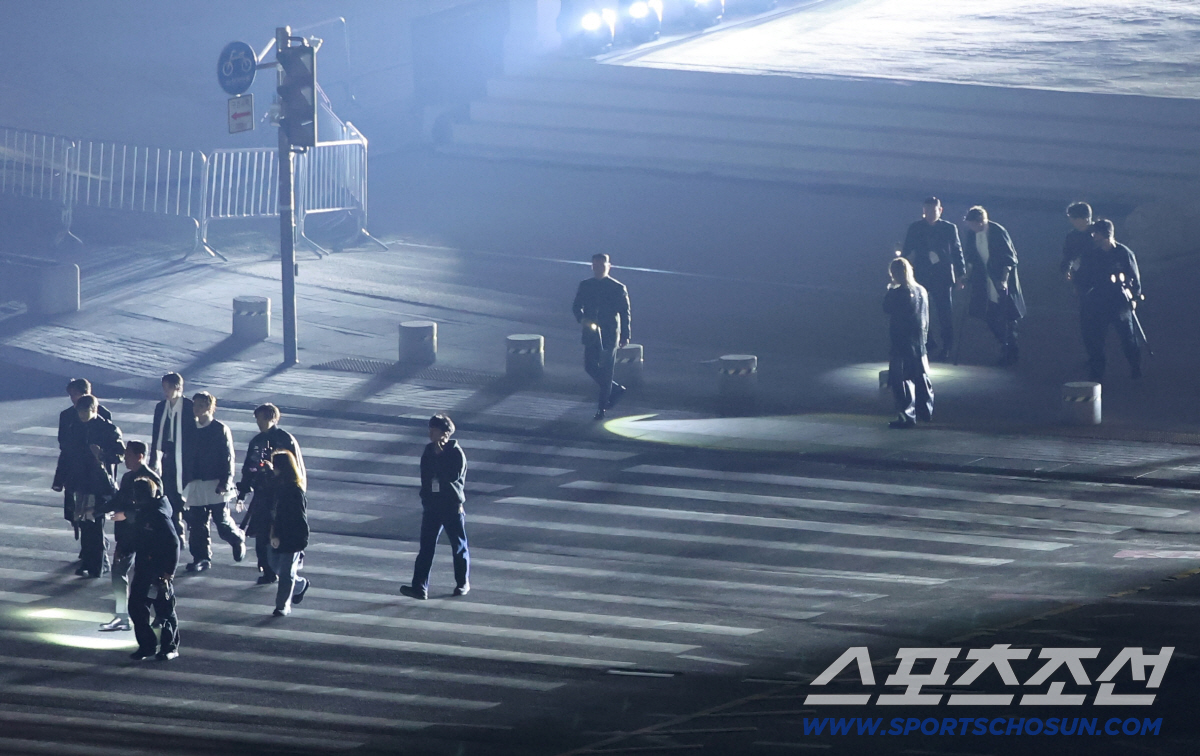 "이제 겨우 시작"…BTS, 두려움 이겨낸 광화문 공연 'BTS 2.0'…