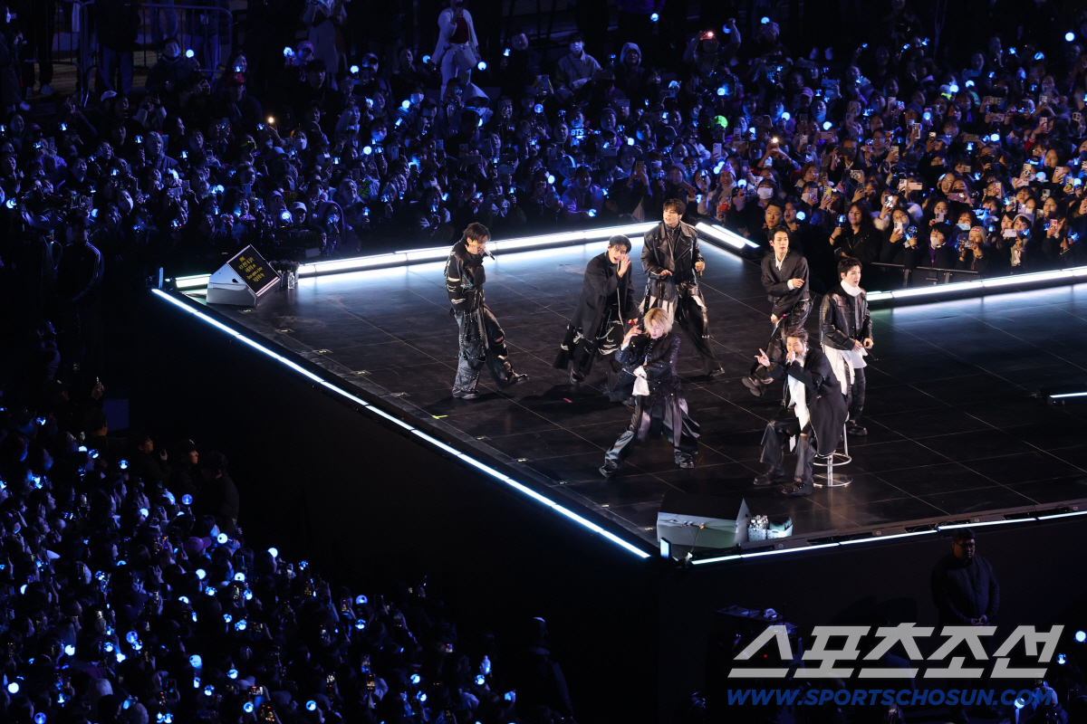 "이제 겨우 시작"…BTS, 두려움 이겨낸 광화문 공연 'BTS 2.0'…