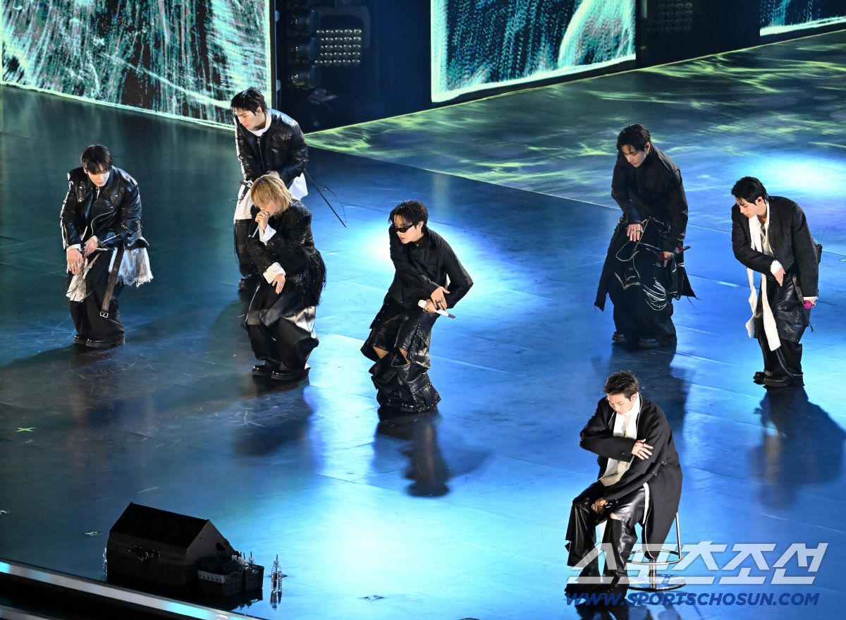방탄소년단, 4만명 앞 화려한 귀환.."잊혔을까 걱정했는데, 광화문 가득…
