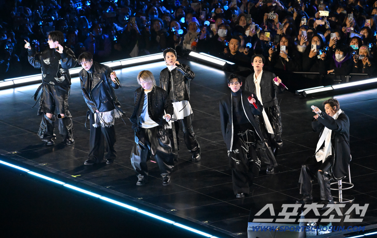 방탄소년단, 4만명 앞 화려한 귀환.."잊혔을까 걱정했는데, 광화문 가득…