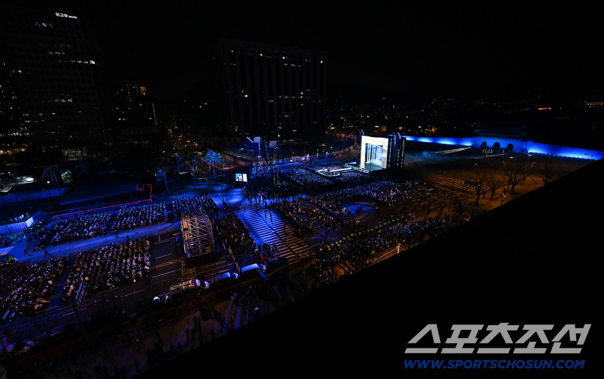 방탄소년단, 4만명 앞 화려한 귀환.."잊혔을까 걱정했는데, 광화문 가득…