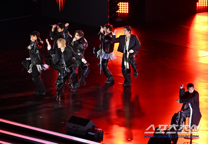 방탄소년단(BTS), 3년 5개월만의 컴백...광화문 휘감은 아미들의 함성[BTS 컴백 화보]