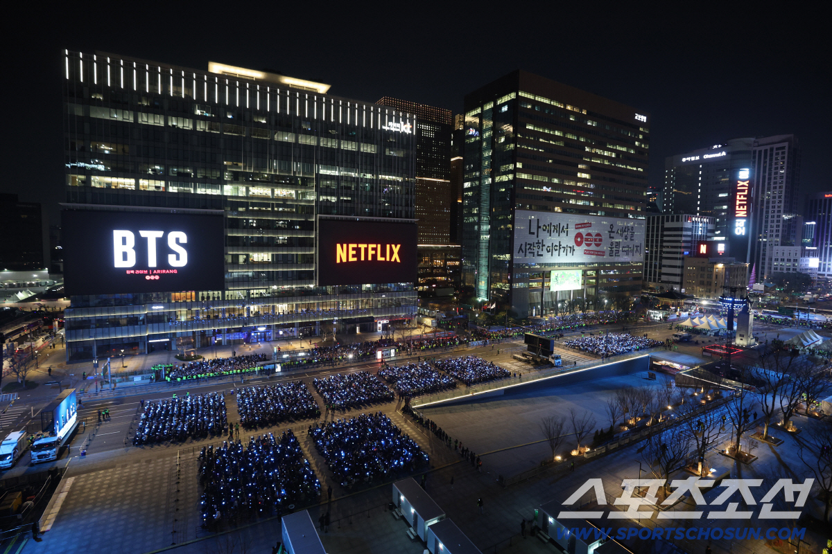 방탄소년단(BTS), 3년 5개월만의 컴백...광화문 휘감은 아미들의 함…