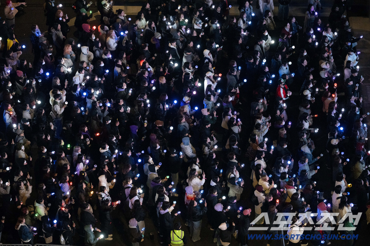 방탄소년단(BTS), 3년 5개월만의 컴백...광화문 휘감은 아미들의 함…