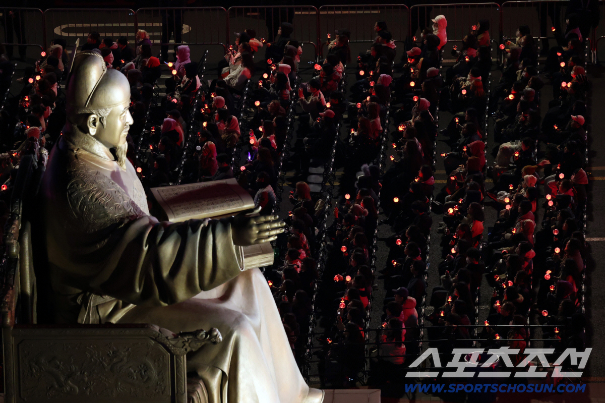 방탄소년단(BTS), 3년 5개월만의 컴백...광화문 휘감은 아미들의 함…