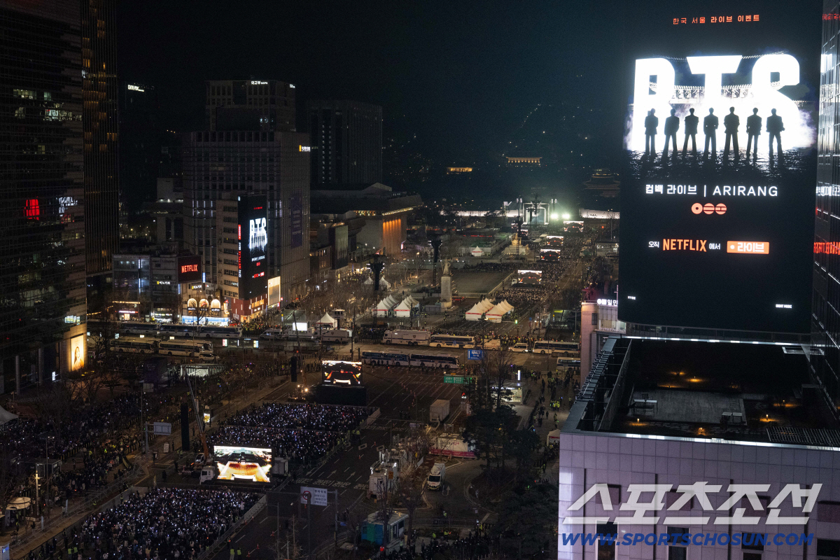 방탄소년단(BTS), 3년 5개월만의 컴백...광화문 휘감은 아미들의 함…